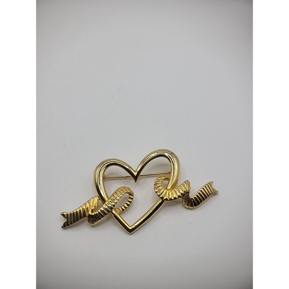 Vintage Brooch Pin Heart Ribbon Ribbed Gold Tone Jewelry Costume - Picture 2 of 11